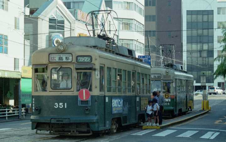 広島電鉄350型351号。1998年(平成10年)10月、広島電鉄猿猴橋町(えんこうばしちょう：広島県広島市南区)にて撮影。