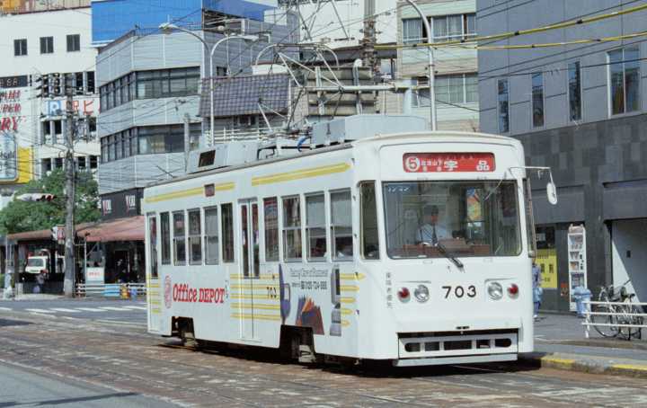 広島電鉄700型703号。1998年(平成10年)10月、広島電鉄市内線猿猴橋町(えんこうばしちょう：広島県広島市南区)にて撮影。