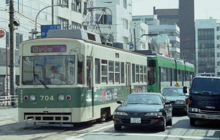 広島電鉄700型704号。1998年(平成10年)10月、広島電鉄市内線猿猴橋町(えんこうばしちょう：広島県広島市南区)にて撮影。