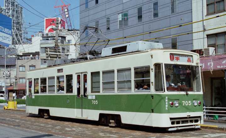 広島電鉄700型704号。1998年(平成10年)10月、広島電鉄市内線猿猴橋町(えんこうばしちょう：広島県広島市南区)にて撮影。