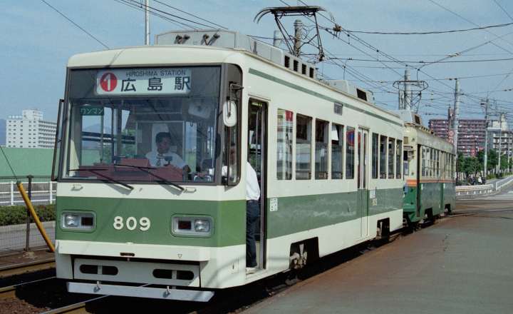 広島電鉄800型809号。1998年(平成10年)10月、広島電鉄市内線猿猴橋町(えんこうばしちょう：広島県広島市南区)にて撮影。