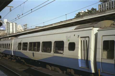 伊豆急行サロ2180型。1997年(平成9年)10月、JR伊東線熱海(あたみ：静岡県熱海市)駅にて撮影。