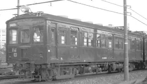 国鉄クモハ12016(非貫通側)。1980年(昭和55年)頃、国鉄南武線中原電車区にて撮影。