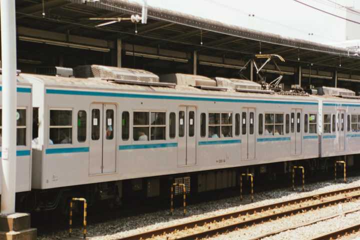 JR東日本モハ301-14。2000年(平成12年)7月、東京メトロ東西線葛西(かさい：東京都江戸川区)駅にて撮影。