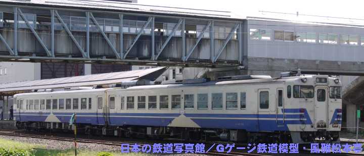 JR東日本キハ48-1522(左)＋キハ48-516(右)。2010年(平成22年)8月、JR五能線五所川原(ごしょがわら：青森県五所川原市)駅にて撮影。