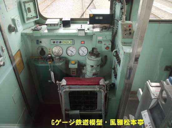 関東鉄道キハ101(旧・国鉄キハ30-6)の運転台。2010年(平成22年)9月、関東鉄道水海道車輛基地(茨城県常総市)にて、関東鉄道殿のご厚意により許可を得て撮影。