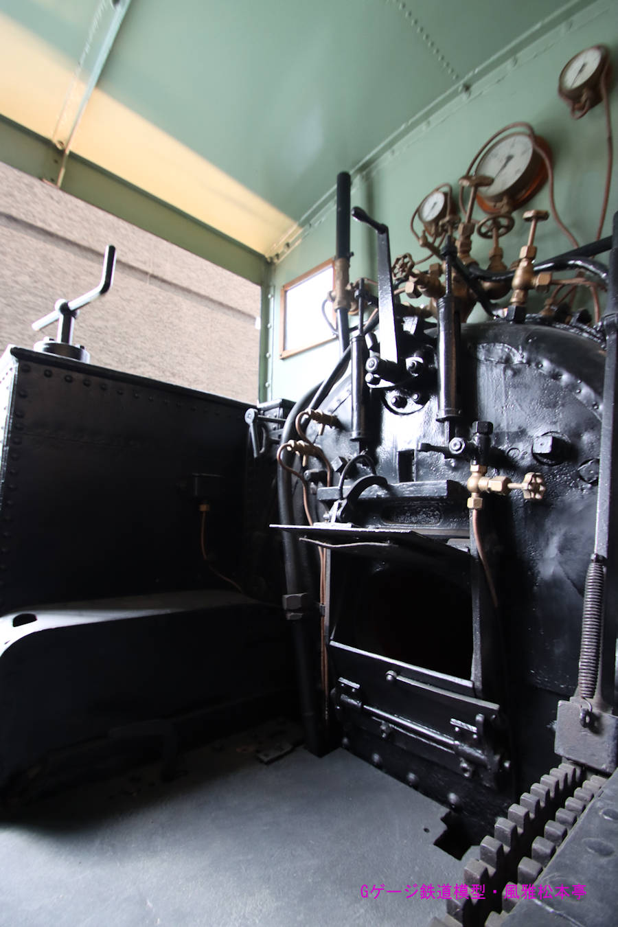 ヨークシャー・エンジン製の国鉄110型(3号機関車)の運転台内部。2020年(令和2年)9月、旧横ギャラリー(きゅうよこぎゃらりー：神奈川県横浜市中区)にて撮影。