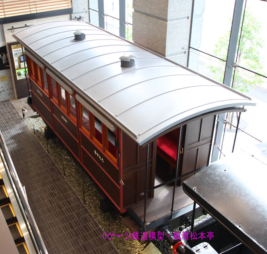 ヨークシャー・エンジン製の国鉄110型(3号機関車)と一緒に展示されている中等客車「ろ9」。2020年(令和2年)9月、旧横ギャラリー(きゅうよこぎゃらりー：神奈川県横浜市中区)にて撮影。