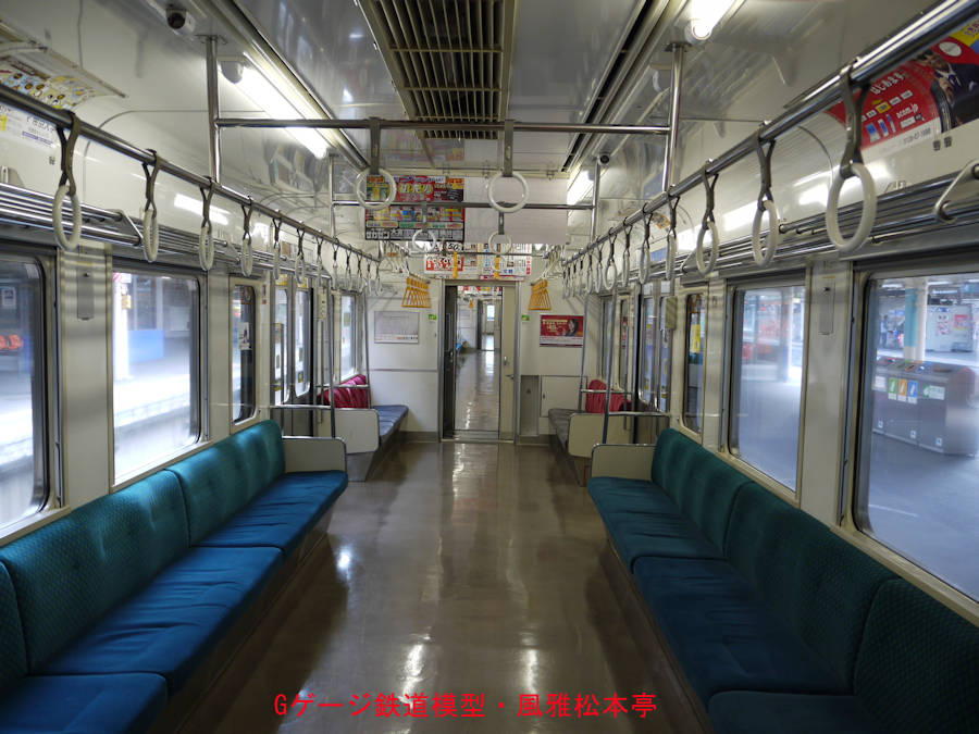 JR東日本サハ211の車内(ロングシート車)。2012年(平成24年)1月撮影。