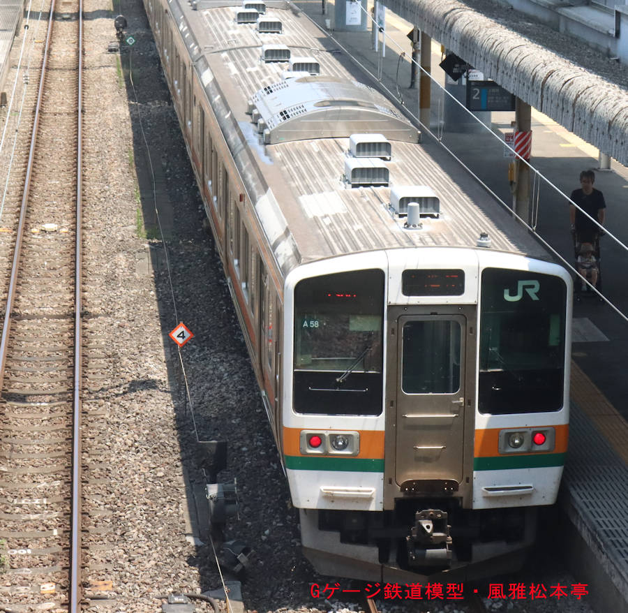 JR東日本クハ210-3058の屋上の写真です。2023年(令和5年)7月、JR上越線新前橋(しんまえばし：群馬県前橋市)駅にて俯瞰撮影。