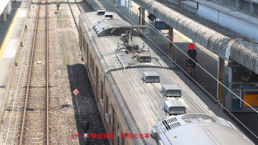JR東日本クモハ211-3058の屋上の写真です。2023年(令和5年)7月、JR上越線新前橋(しんまえばし：群馬県前橋市)駅にて俯瞰撮影。
