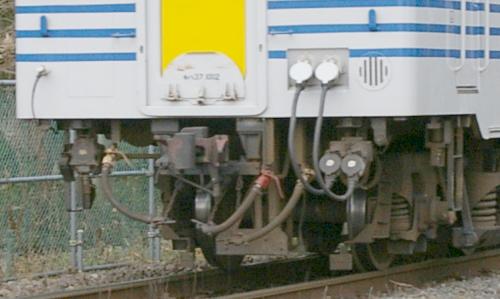 キハ37-1002の連結器周辺。2006年(平成18年)1月、JR久留里線小櫃(おびつ：千葉県君津市)駅にて撮影。