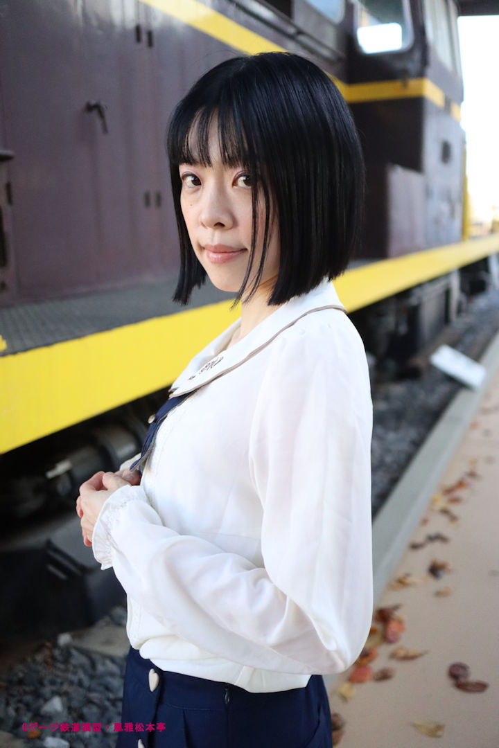 国鉄DD13-1、写真の女性はアイドル歌手の森口こころさん。2025年(令和7年)11月、JR東日本鉄道博物館(埼玉県さいたま市大宮区)にて撮影。