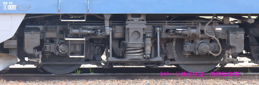 EF65-2067が履くDT115B台車(両端台車)。2023年(令和5年)9月、JR蘇我(そが：千葉県千葉市中央区)駅にて撮影。
