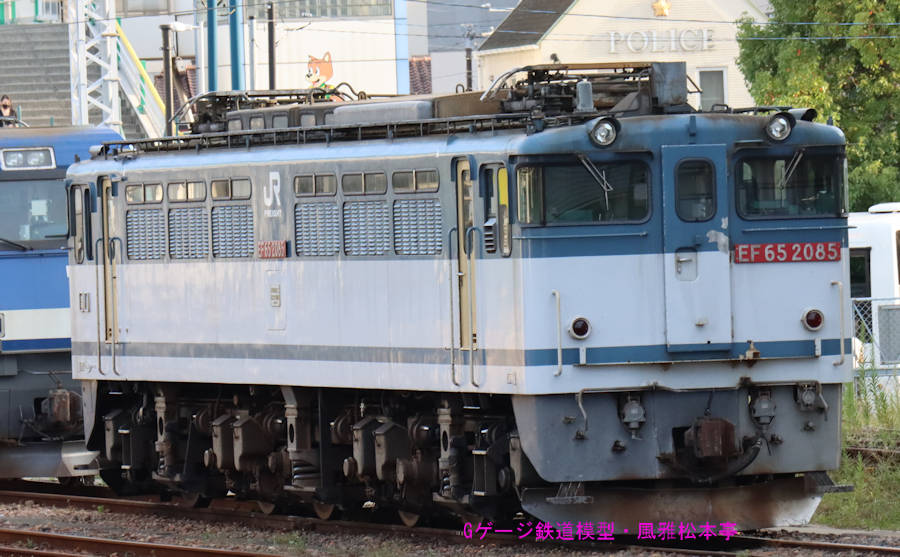 EF65-2085。2021年(令和3年)10月、JR蘇我(そが：千葉県千葉市中央区)駅にて撮影。