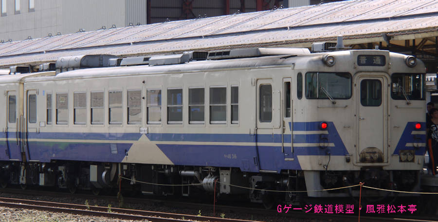 JR東日本キハ48-516(右)。2010年(平成22年)8月、JR五能線五所川原(ごしょがわら：青森県五所川原市)駅にて撮影。