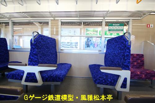 上信電鉄7000系の座席。2013年(平成25年)12月撮影。