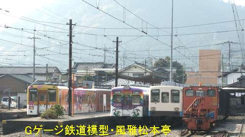 上信電鉄下仁田駅全景。2004年(平成16年)11月撮影。