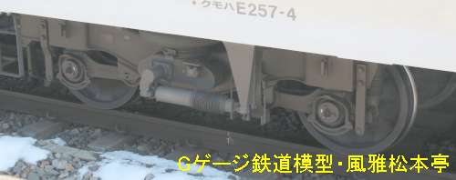 E257系の電動車が履くDT64台車(クモハE257が履いているモノ)。2016年(平成28年)1月、JR篠ノ井線松本(まつもと：長野県松本市)駅にて撮影。