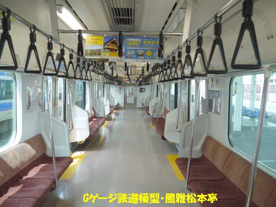 JR東日本E531系の普通車車内(ロングシート部)。2012年(平成24年)7月撮影。