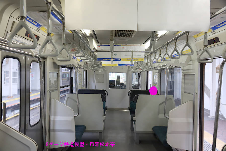 JR東日本クハ208(セミクロスシート化改造車)の車内。2022年(令和4年)10月撮影。