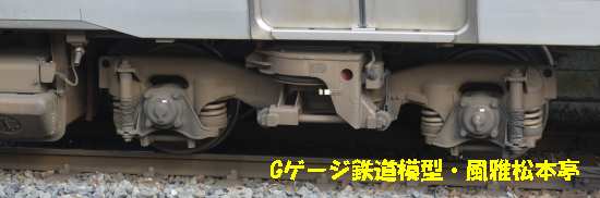クハ718の台車周辺。2013年(平成25年)5月、JR東北本線黒磯(くろいそ：栃木県那須塩原市)駅にて撮影。