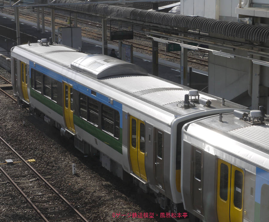 JR東日本キハE130-108。2013年(平成25年)1月、JR久留里線木更津(きさらづ：千葉県木更津市)駅にて俯瞰撮影。