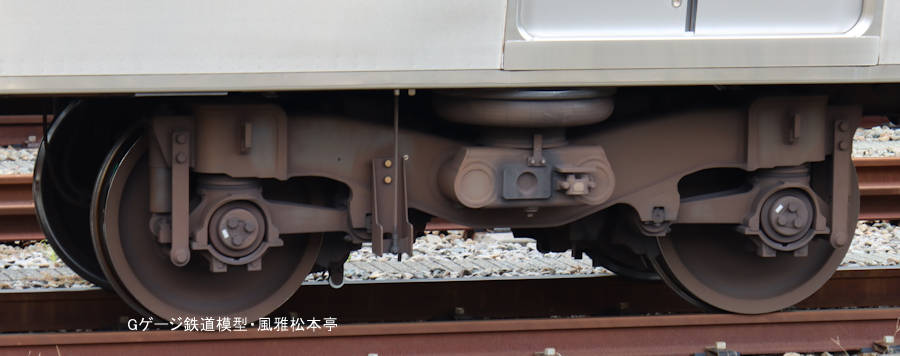JR東日本E531系の電動車が履くDT71台車、この写真はモハE233-7404が履いているモノです。2022年(令和4年)11月、相模鉄道相模大塚(さがみおおつか：神奈川県大和市)駅にて撮影。