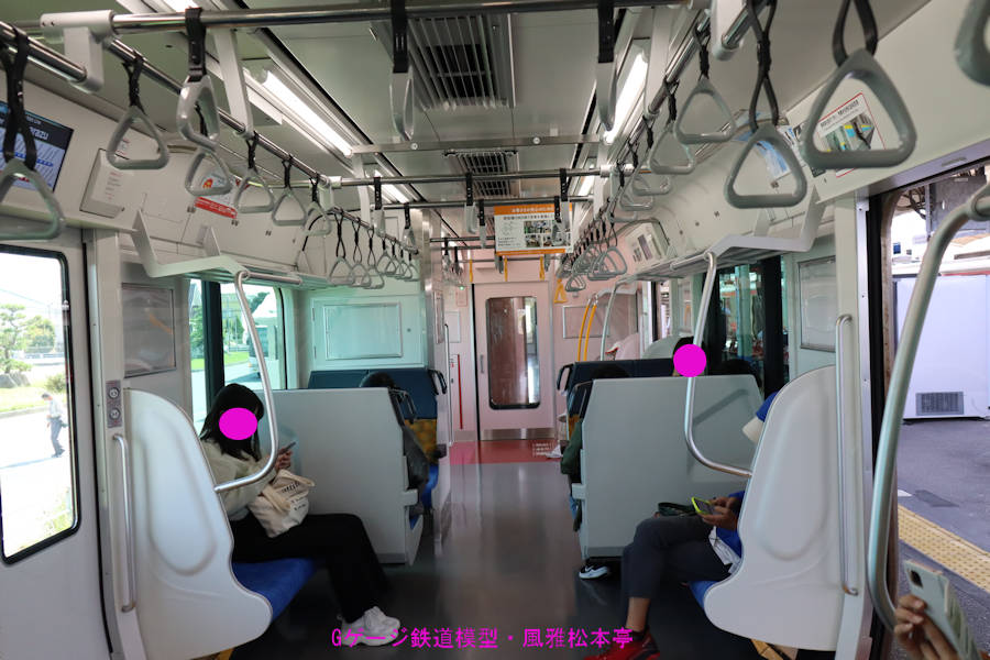JR東日本クハE130-81の連結面に近い方の車内。2021年(令和3年)11月撮影。