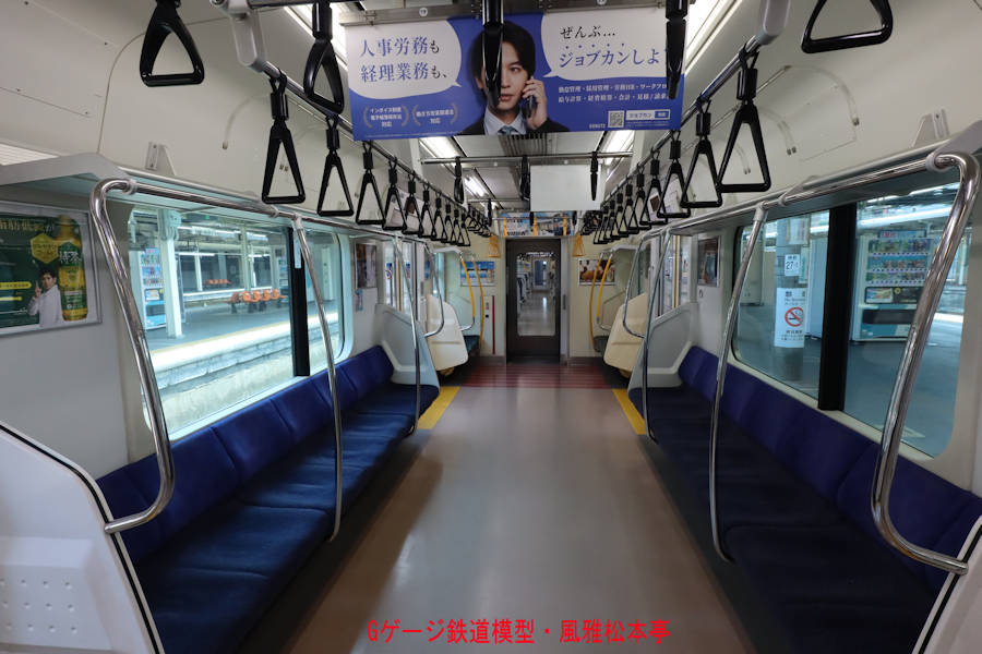 JR東日本E233系3000番代車(モハE232-3030)の車内。2023年(令和5年)7月、JR高崎線高崎(たかさき：群馬県高崎市)駅にて撮影。