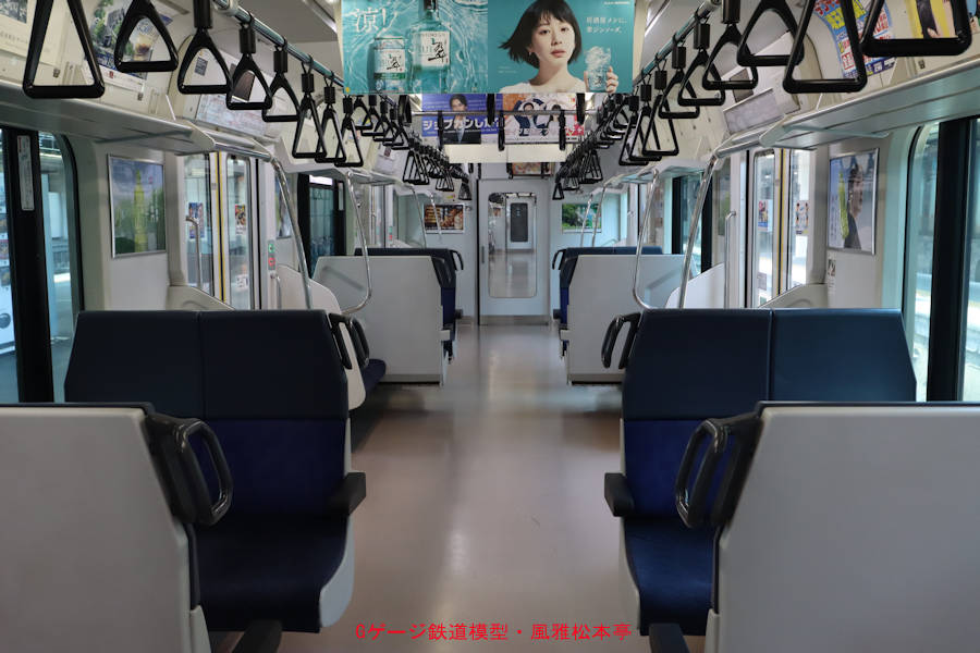 JR東日本E233系3000番代車(モハE232-3430)の車内。2023年(令和5年)7月、JR高崎線高崎(たかさき：群馬県高崎市)駅にて撮影。
