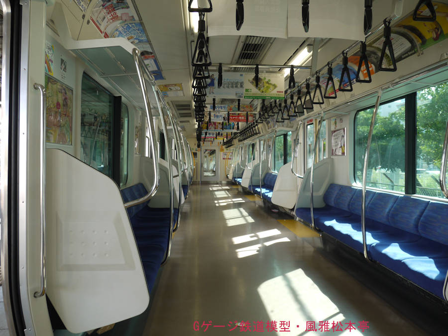 JR東日本E233系1000番代車(サハE233-1214)の車内。2013年(平成25年)8月、JR根岸線根岸(ねぎし：神奈川県横浜市中区)駅にて撮影。