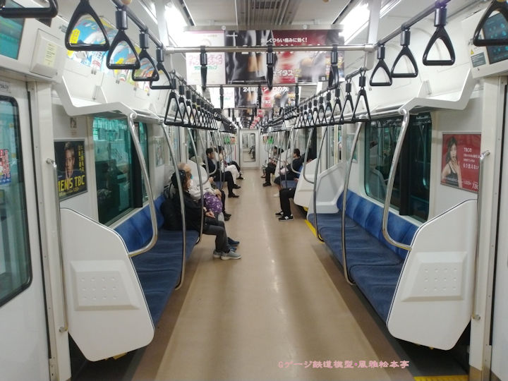 JR東日本E233系2000番代車(モハE233-2219)の車内。2025年(令和7年)5月、小田急小田原線成城学園前(せいじょうがくえんまえ：東京都世田谷区)駅付近を走行中に撮影。