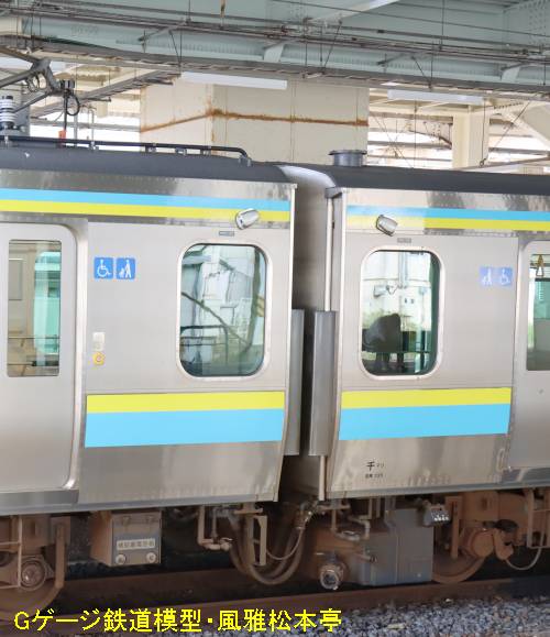 JR東日本クモハE131とクハE130の連結部周辺。2021年(令和3年)6月、JR内房線木更津(きさらづ：千葉県木更津市)駅にて撮影。