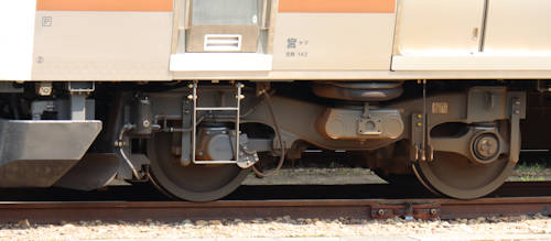 JR東日本クモハE131が履くDT80B台車。2022年(令和4年)7月、JR東北本線宇都宮(うつのみや：栃木県宇都宮市)駅にて撮影。