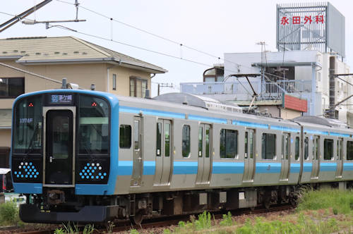 JR東日本クモハE131-510。2022年(令和4年)5月、JR相模線倉見(くらみ：神奈川県高座郡寒川町)駅付近にて撮影。