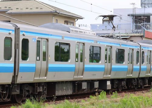 JR東日本モハE130-510。2022年(令和4年)5月、JR相模線倉見(くらみ：神奈川県高座郡寒川町)駅付近にて撮影。