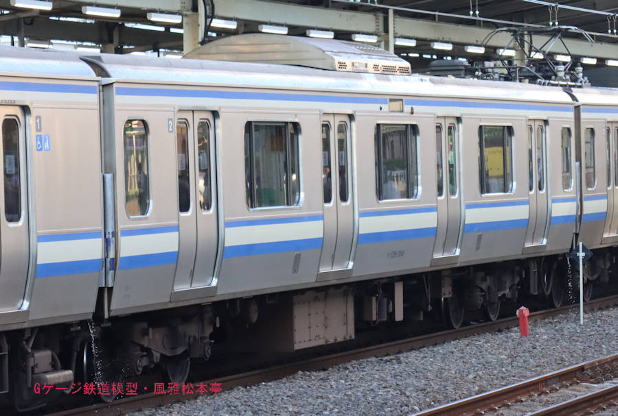 JR東日本モハE216-2045。2023年(令和5年)8月、JR総武本線市川(いちかわ：千葉県市川市)駅にて撮影。