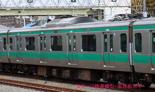 JR東日本モハE233-7404。2022年(令和4年)11月、相模鉄道相模大塚(さがみおおつか：神奈川県大和市)駅にて撮影。