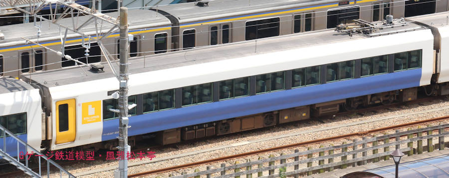 JR東日本モハE257-502。2019年(令和元年)5月、JR外房線安房鴨川(あわかもがわ：千葉県鴨川市)駅にて俯瞰撮影。