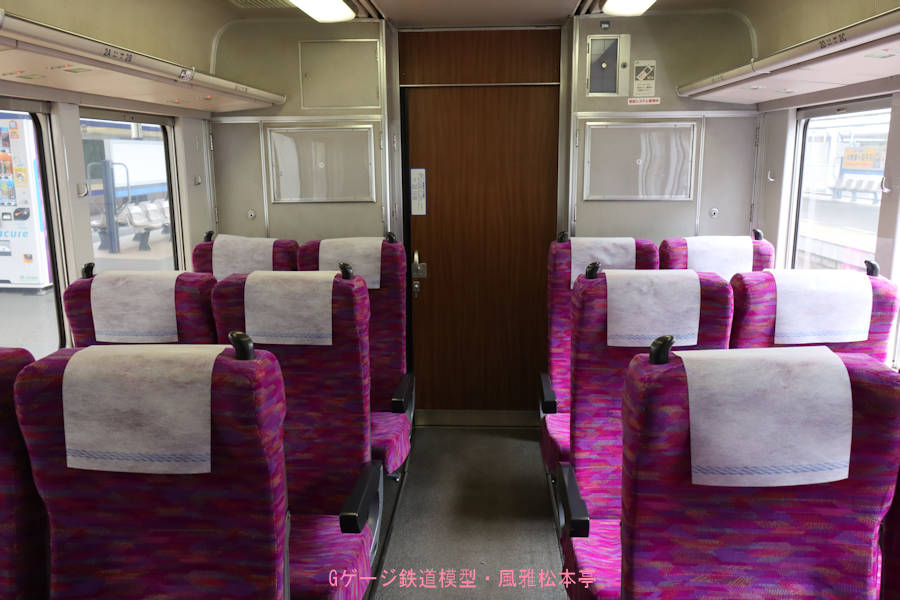 JR東日本サロE216の平屋部車内。2023年(令和5年)4月撮影。