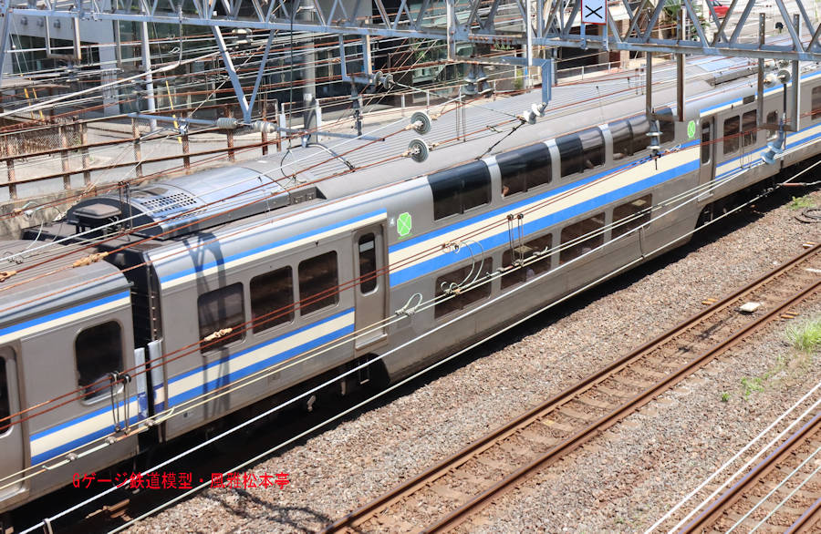 JR東日本サロE216-40。2023年(令和5年)6月、JR総武本線千葉(ちば：千葉県千葉市中央区)駅附近にて俯瞰撮影。