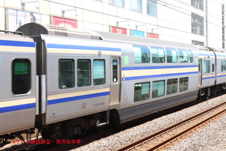 JR東日本サロE234-1008。2023年(令和5年)6月、JR総武本線下総中山(しもうさなかやま：千葉県船橋市)駅にて撮影。