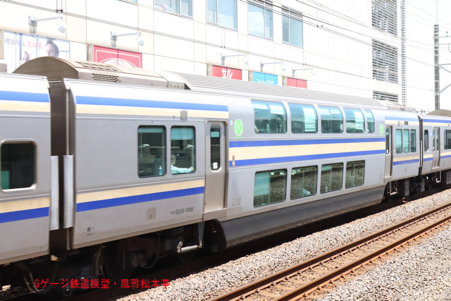 JR東日本サロE235-1008。2023年(令和5年)6月、JR総武本線下総中山(しもうさなかやま：千葉県船橋市)駅にて撮影。