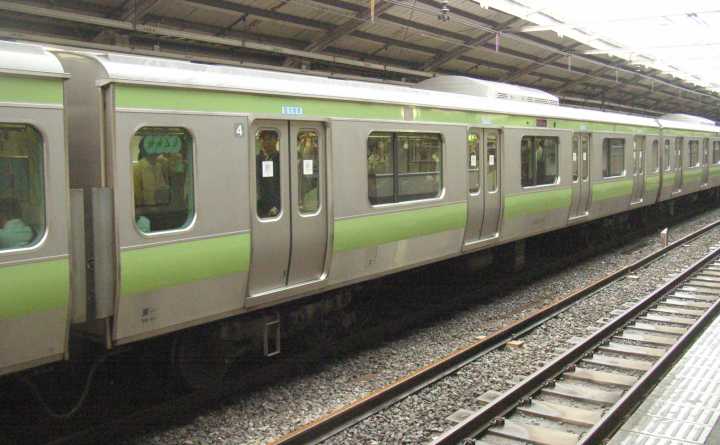 サハE231-502。2006年(平成18年)4月、JR山手線代々木駅にて撮影。
