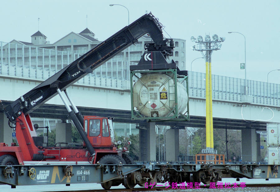 日本貨物鉄道コキ104-910。1999年(平成11年)4月、神奈川臨海鉄道横浜本牧(よこはまほんもく：神奈川県横浜市中区)駅にて撮影。