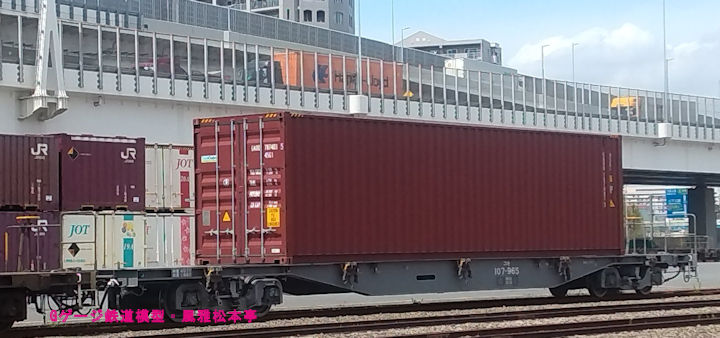 日本貨物鉄道コキ107-965。2026年(令和8年)4月、神奈川臨海鉄道横浜本牧(よこはまほんもく：神奈川県横浜市中区)駅にて撮影。