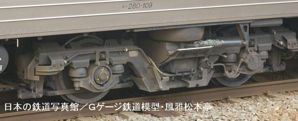 北海道旅客鉄道N-DT281台車。2007年(平成19年)6月、JR北海道室蘭本線苫小牧(とまこまい：北海道苫小牧市)駅にて撮影。