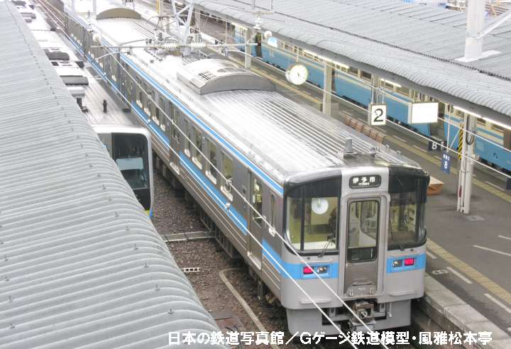 JR四国7000系の屋根上。2009年(平成21年)3月、JR予讃線松山(まつやま：愛媛県松山市)駅にて撮影。