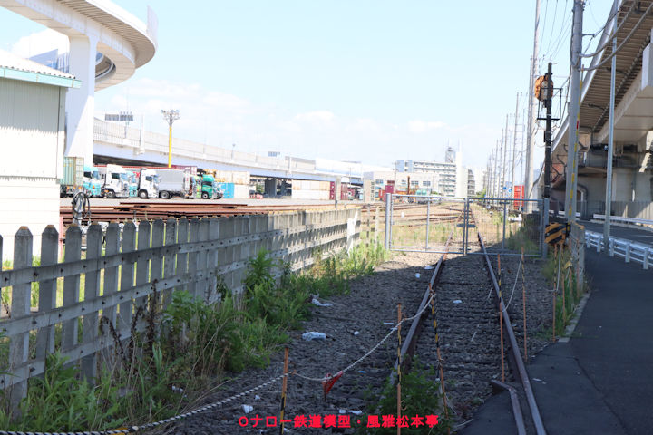 神奈川臨海鉄道国際埠頭線の起点附近(横浜本牧駅)。2025年(令和7年)7月撮影。